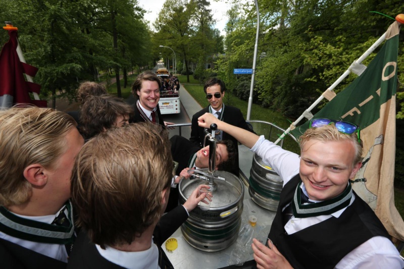 studentenvereniging Carolus Magnus. Ze bestaat 85 jaar. En daarom rijdt ze vanaf 14.00 vanaf de Wedren met allemaal oude en open vehikels door de stad. De heren in jacquet en hoge hoed en vrouwen in mantelpakjes. Nijmegen, 9-5-2013 . dgfoto.