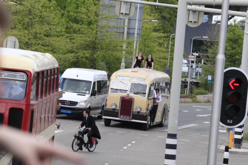 studentenvereniging Carolus Magnus. Ze bestaat 85 jaar. En daarom rijdt ze vanaf 14.00 vanaf de Wedren met allemaal oude en open vehikels door de stad. De heren in jacquet en hoge hoed en vrouwen in mantelpakjes. Nijmegen, 9-5-2013 . dgfoto..