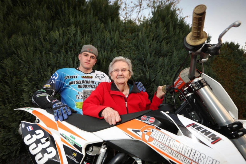 Oma van Fren Fick moest aanvankelijk niets van de sport van haar kleinzoon hebben. Maar nu is ze om. Mill, 23-4-2013 . dgfoto.