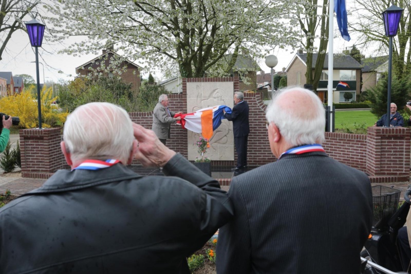 Onthullen Oorlogsmonument.Gendt 27-4-2013 . dgfoto.