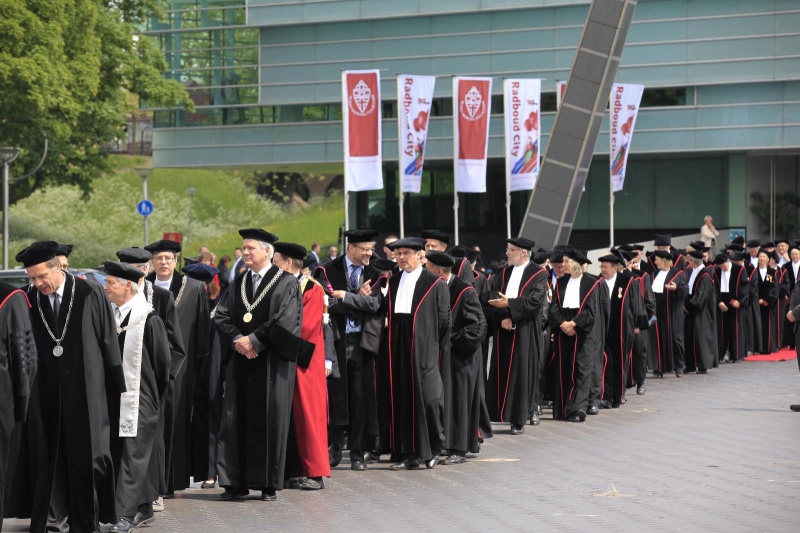 90 ste Dies Natalis Radbou universiteit. Nijmegen, 24-5-2013 . met cortege en eredoctoraten voor Freeman, Ashcroft en Robert Dijkgraaf