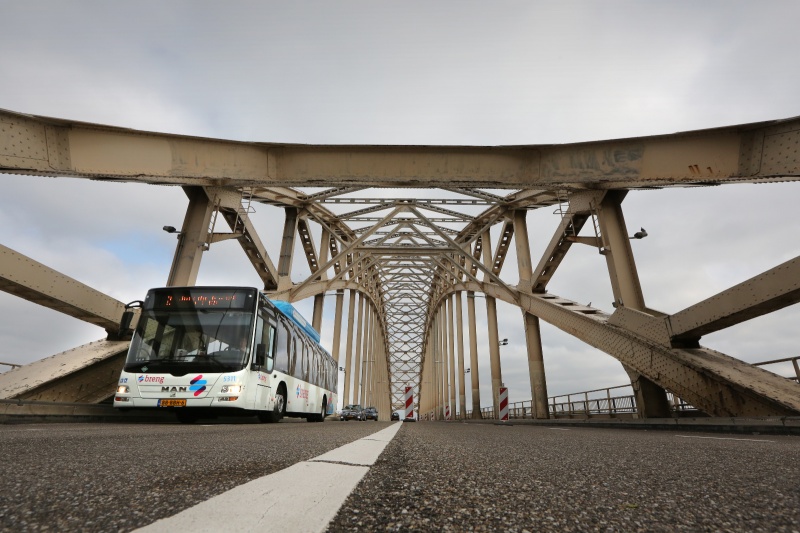 Waalbrug weekend afgesloten, Voornamelijk bussen en fietsers.. Nijmegen, 9-6-2013 . dgfoto.