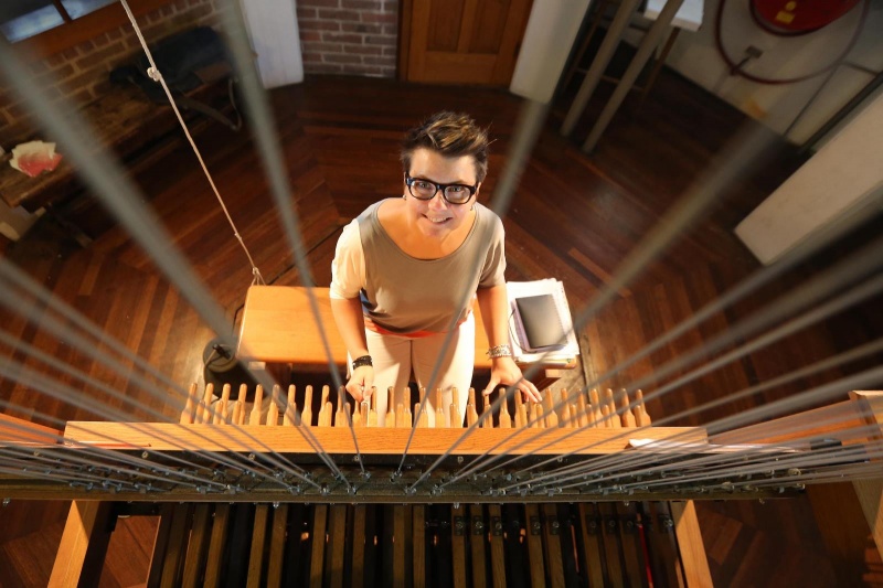 Het carillon in de Stevenskerk en de beiaardier Malgosia Fiebig. Nijmegen, 27-5-2013 . dgfoto.