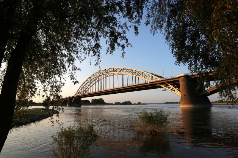 Waalkade, Waalbrug, Velorama visser. Nijmegen, 9-7-2013 . dgfoto.