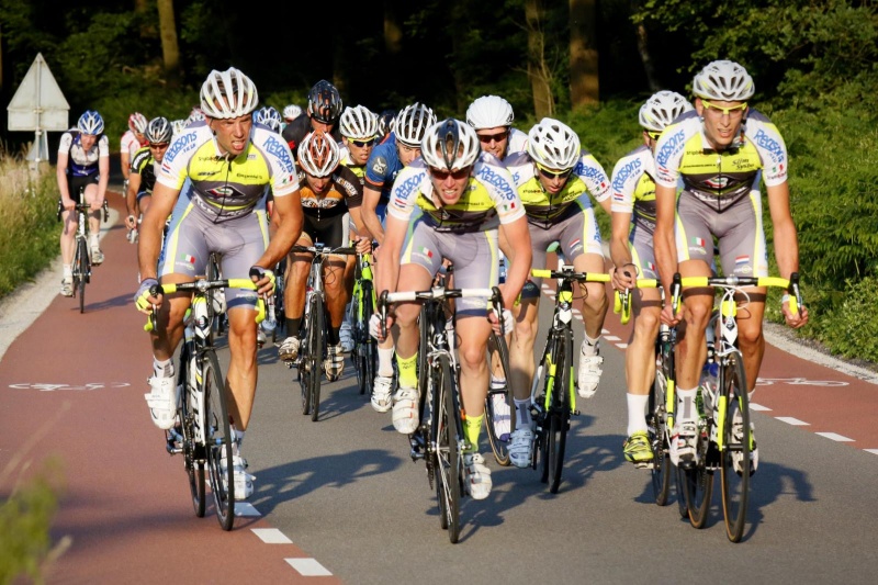 De wielrenners van vereniging de Wedrenners komen hier tussen half acht en acht aan voor hun slotklim omhoog. Ze gooien er dan nog even een sprintje uit om als eerste boven te zijn. Nijmegen, 9-7-2013 . dgfoto.