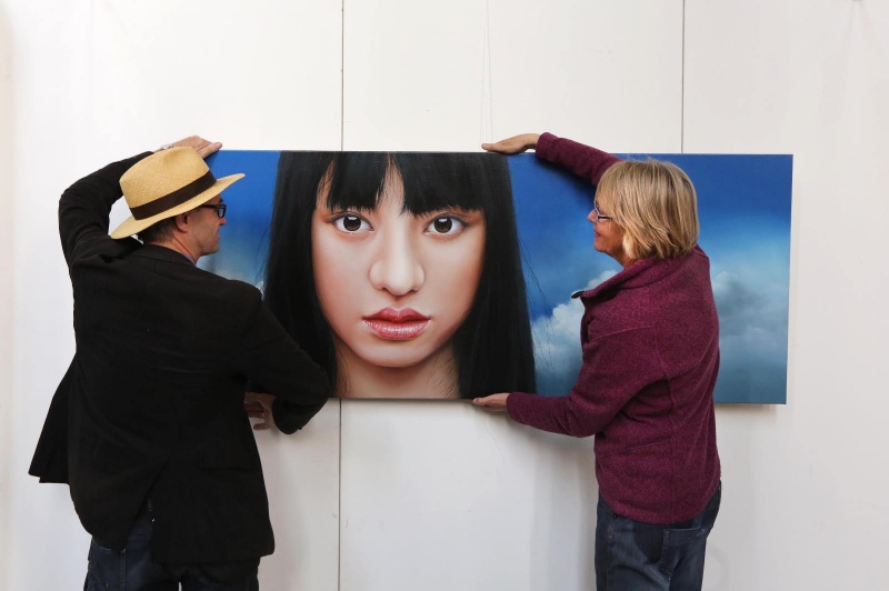 Theo Stipthout en zijn vrouw hangen schilderij op in de Stevenskerk. Nijmegen, 11-7-2013 . dgfoto.