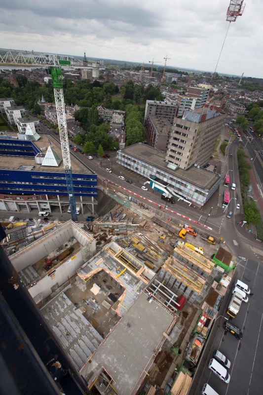 Nieuwbouw Doornroosje. vanuit de bouwkraan,  kraan uitzicht over de stad. Nijmegen, 30-6-2013 . dgfoto.