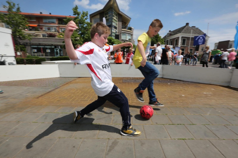 Pannaveldjes, Pannavoetbal, kinderen voetballen vanwege zomerfeesten Elst, 30-6-2013 . dgfoto.