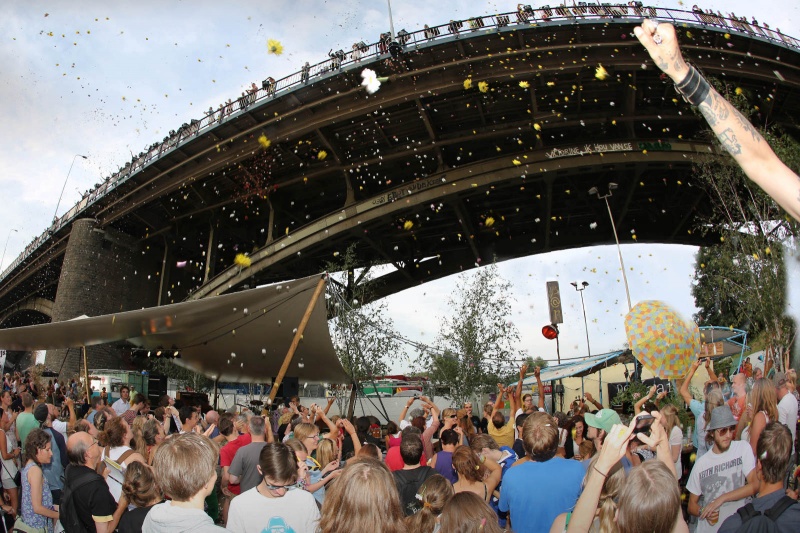 Bloemenregen vanaf de Kaaij. Zomerfeesten, Vierdaagsefeesten, Vierdaagse, . Nijmegen, 16-7-2013 . dgfoto.