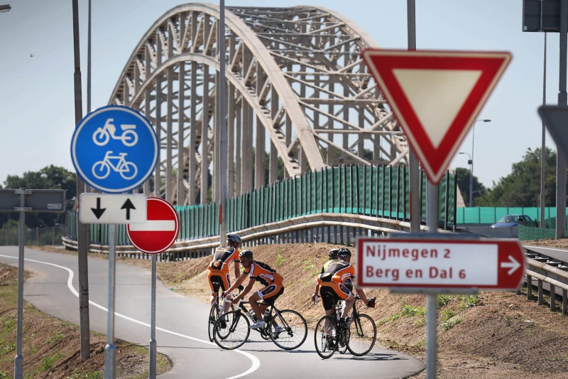 Onduidelijke verkeerssituatie wat betreft fietsen van Lent naar Nijmegen. Nijmegen, 5-8-2013 . dgfoto.