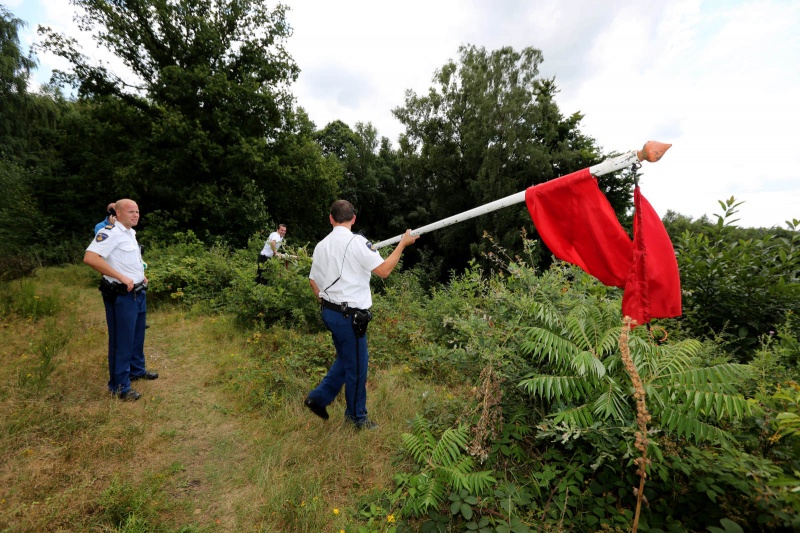 Ontruiming Hoge Hoenderberg, politie haalt krakersvlag weg, Groesbeek, 8-8-2013 . dgfoto.