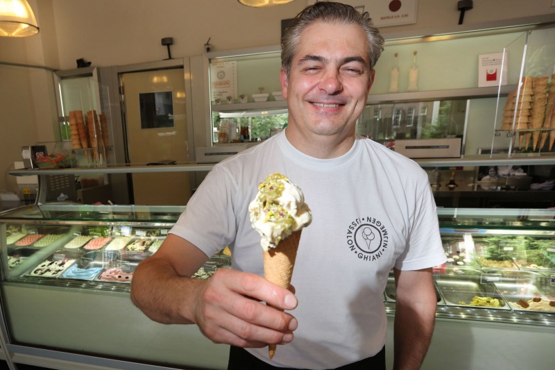 Gianni, van gelijknamige ijssalon toont zijn Amandel/pistache-ijs. van eigen geheime onnavolgbaar recept!. Nijmegen, 31-7-2013 . dgfoto.