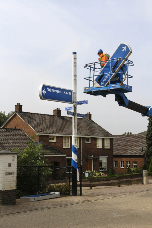 Griftdijk. Nijmegen mag blijven. Verwijderen verkeersbord Arnhem. Nijmegen, 21-8-2013 . dgfoto.