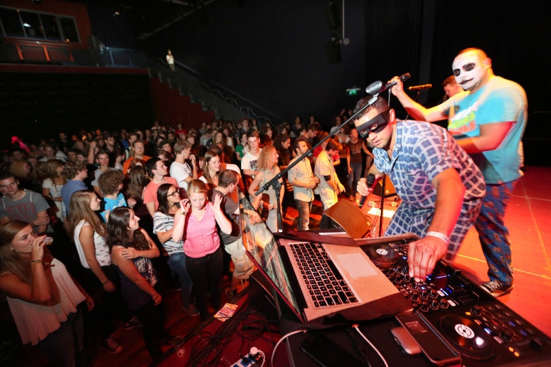 LUX. Hooogleraren draaien en The babyitter circus.  Introductie Radboud Universiteit. . Nijmegen, 22-8-2013 . dgfoto.