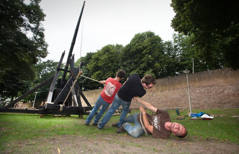 Bemanning trebuchet spant de katapult voor de eerste keer. plaatsing trebuchet, katapult in Hunnerpark. Nijmegen, 22-8-2013 . dgfoto.