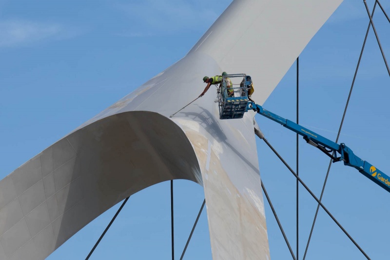 De nieuwe stadsbrug, de Oversteek, wordt geschilderd.. Nijmegen, 26-8-2013 . dgfoto.