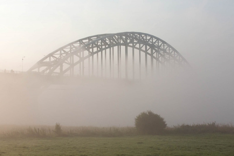 Mist over de Waal en Brug en Stevenskerk. Nijmegen, 29-8-2013 . dgfoto.