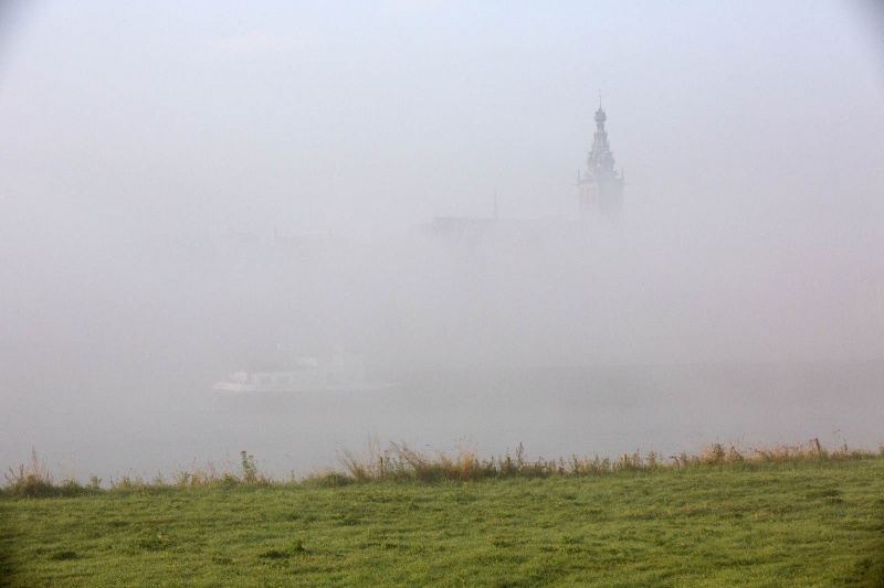Mist over de Waal en Brug en Stevenskerk. Nijmegen, 29-8-2013 . dgfoto.