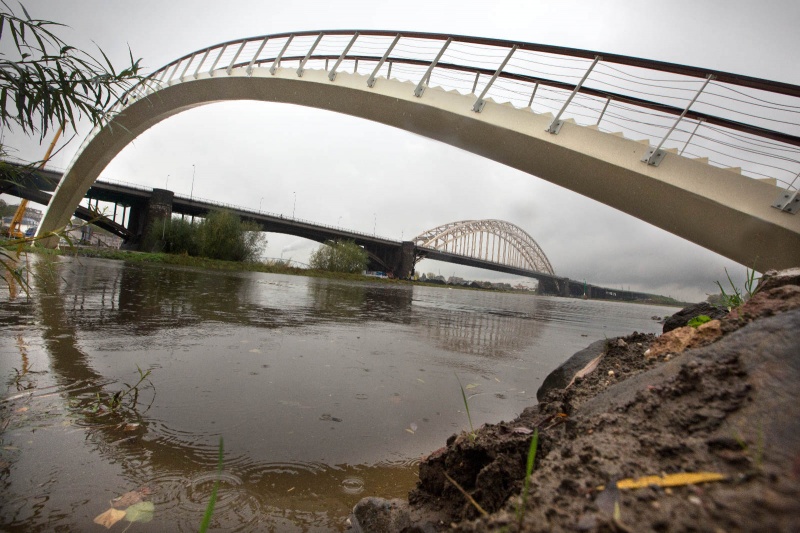 Nieuwe voetgangersbrug bij het Meertje. Nijmegen, 7-11-2013 . dgfoto.