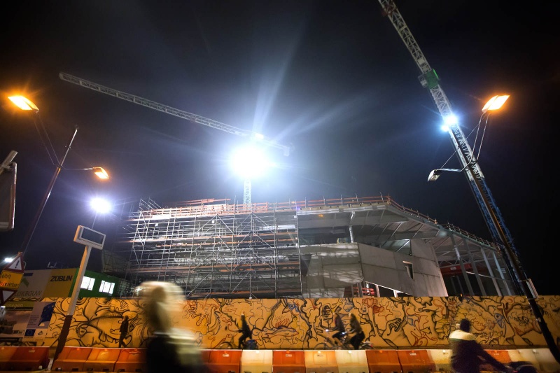 Nieuwbouw Doornroosje heeft vertraging opgelopen, daarom werken bouwvakkers nu ook 's avonds en 's nachts door. Fotograaf kan helaas NIET op de bouwplaats, dus foto moet vanaf openbare weg worden gemaakt.. Nijmegen, 8-10-2013 . dgfoto.