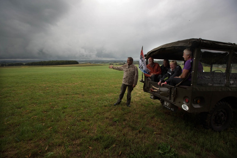 Groesbeek, Bert Eikelenboom die met historische oorlogsjeep rondritten verzorgd over voormalige slagvelden WO II, 12-9-2013 . dgfoto.