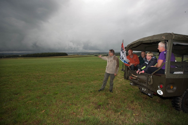 Groesbeek, Bert Eikelenboom die met historische oorlogsjeep rondritten verzorgd over voormalige slagvelden WO II, 12-9-2013 . dgfoto.