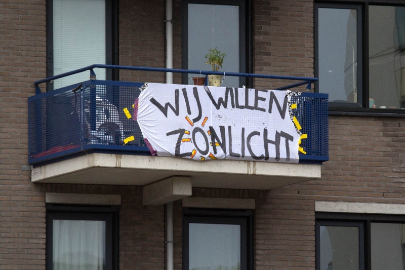 Spandoeken tegen nieuwbouw hoge flat Spoorstraat. Nijmegen, 16-9-2013 . dgfoto.