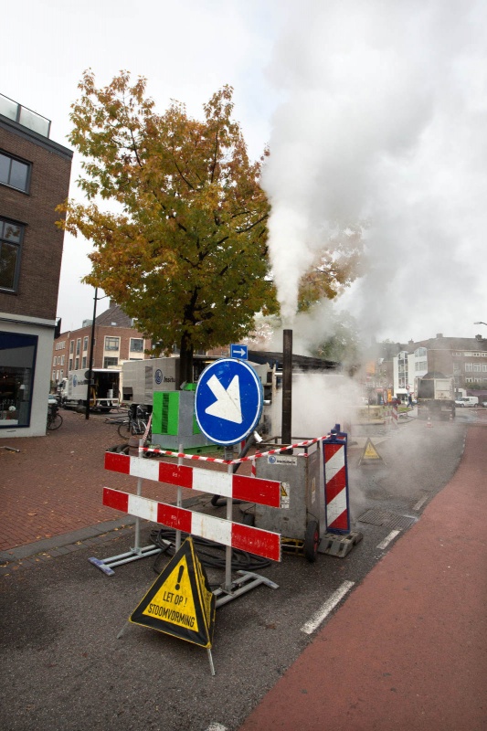 Stoom, stoomvorming vooraan in de Hertogstraat. reinigen riool. Nijmegen, 16-10-2013 . dgfoto.