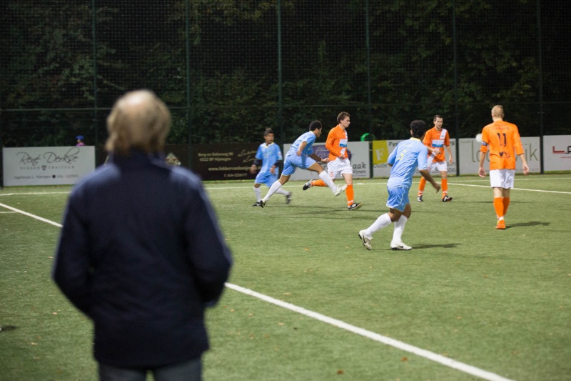 voetbal: Orion - Tuvalu
Sfeerfoto van 'interland' van Tuvalu tegen amateurs Orion. Tuvalu wordt getraind door Leen Looijen. . Nijmegen, 16-10-2013 . dgfoto.