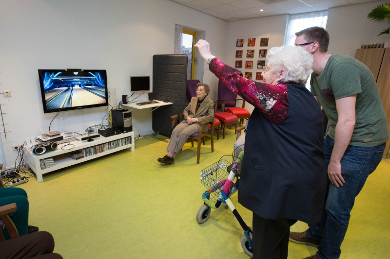 Senioren gaan aan de Wii om meer lichaamsbeweging te krijgen. Angeren, 17-10-2013 . dgfoto.