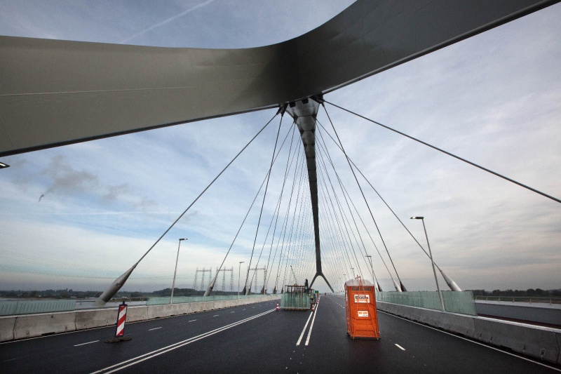 Wandeling over de nieuwe brug, de Oversteek. Nijmegen, 20-10-2013 . dgfoto.