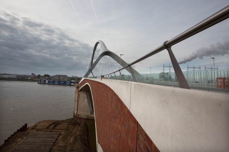 Wandeling over de nieuwe brug, de Oversteek. Nijmegen, 20-10-2013 . dgfoto.