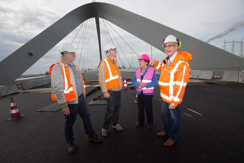 Wandeling over de nieuwe brug, de Oversteek. Nijmegen, 20-10-2013 . dgfoto.