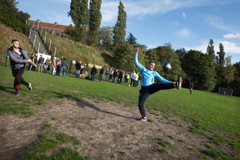 kickoff vernieuwing Spoorkuil Bottendaal: aftrap op het voetbalveld . Nijmegen, 20-10-2013 . dgfoto.