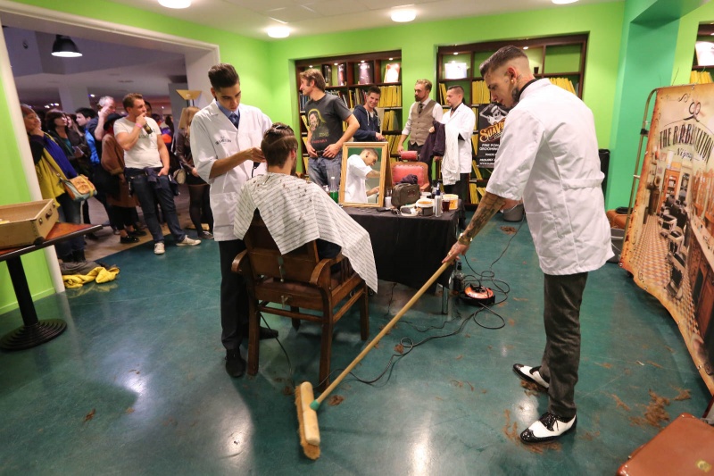 Kunstnacht. Nijmegen, 29-9-2013 . dgfoto.. Barbershop in de bieb