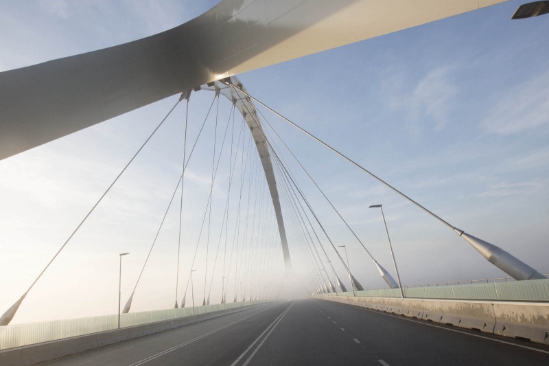 Brug de Oversteek. Ochtendmist boven de Waal. Nijmegen, 3-12-2013 . dgfoto.