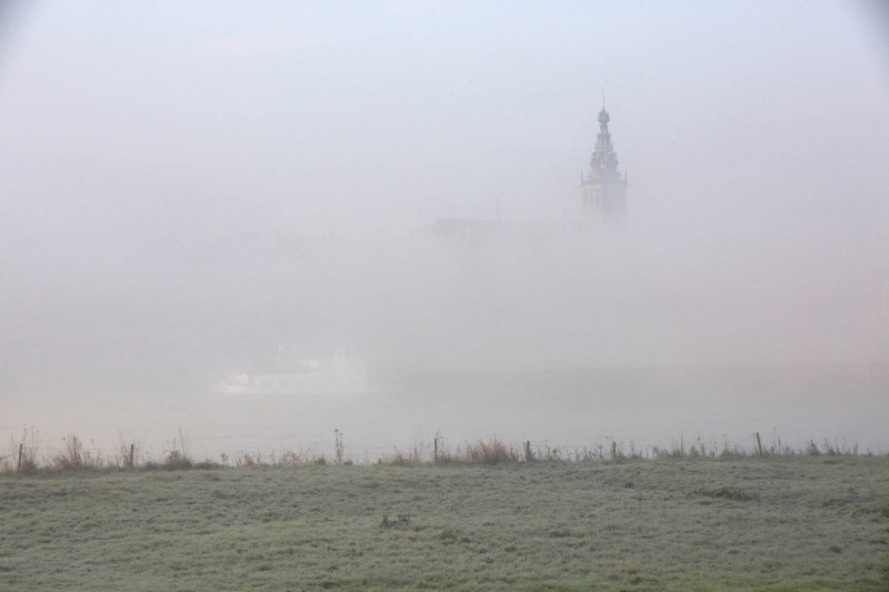 Stevenskerk . Ochtendmist boven de Waal. Nijmegen, 3-12-2013 . dgfoto.