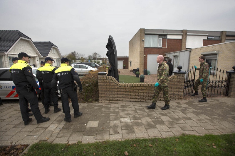 Huisdoorzoeking door politie en genie in Leuvensbroek. Nijmegen, 4-12-2013 . dgfoto.