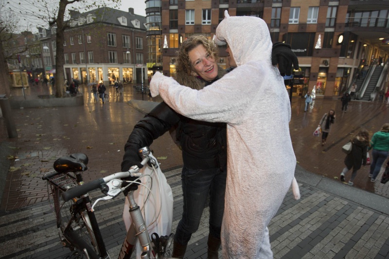 Knuffelen met knuffelbeer  (die in het kader van wereldaidsdag) mensen knuffelen op straat.
. Nijmegen, 4-12-2013 . dgfoto.