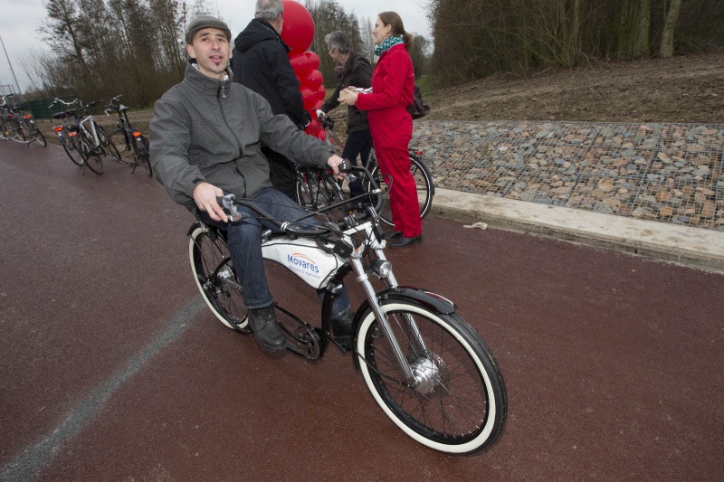 Opening fietstunnel onder de A15, Bemmel, 9-12-2013 .Gloed.