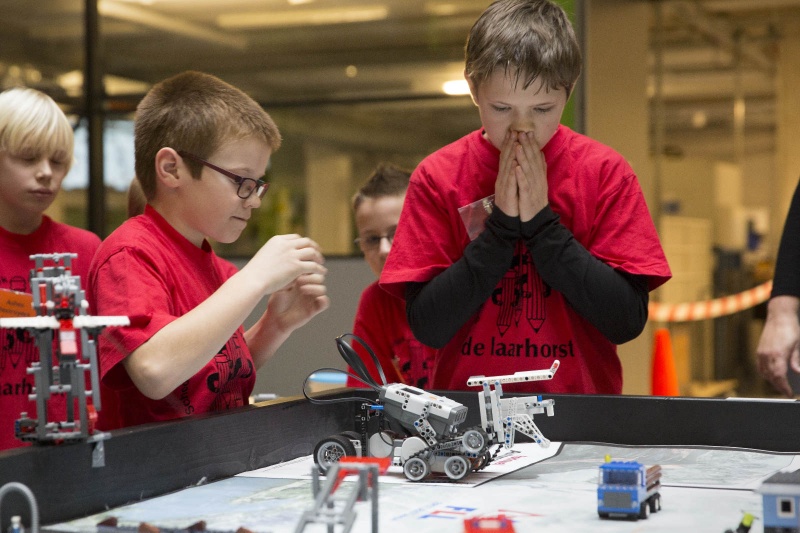 Doet ie  het... JAAAA...In het Technovium bouwen kinderen van Lego allerlei robots en apparatuur die in staat moeten zijn om zelfstandig te werken tijdens een natuurramp. Dat is het thema van deze Legobouwwedstrijd die ook in Benelux verband wordt gestreden. Nijmegen, 15-12-2013 . dgfoto.