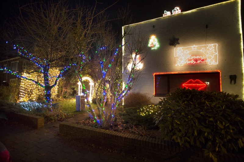 Tandarts Estourgoie aan de Molenweg doet zijn best. Kerstverlichting. Nijmegen, 15-12-2013 . dgfoto.