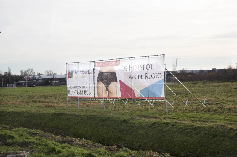 Seksistische billboards Bijsterhuizen
Langs de Wijchenseweg nabij Bijsterhuizen staan, aan weerzijden van de Blokkenrotonde, verschillende billboards waarop het bedrijventerrein als 'hotspot' wordt aangeprezen met levensgrote damesbillen in lingerie. 
. Nijmegen, 16-12-2013 . dgfoto.