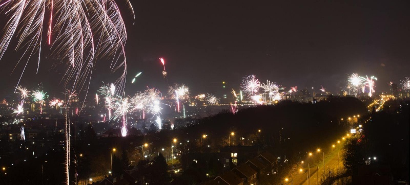 Vuurwerk vanaf de roze flat Graafseweg. Nijmegen, 1-1-2014 . dgfoto.