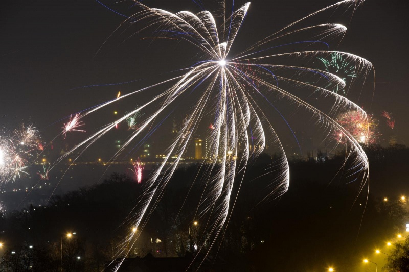 Vuurwerk vanaf de roze flat Graafseweg. Nijmegen, 1-1-2014 . dgfoto.