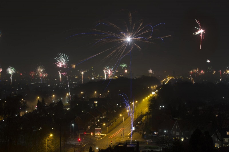 Vuurwerk vanaf de roze flat Graafseweg. Nijmegen, 1-1-2014 . dgfoto.
