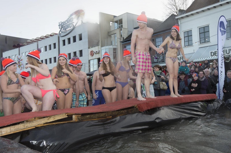 Nieuwjaarsduik aan de Waalkade. Nijmegen, 1-1-2014 . dgfoto.