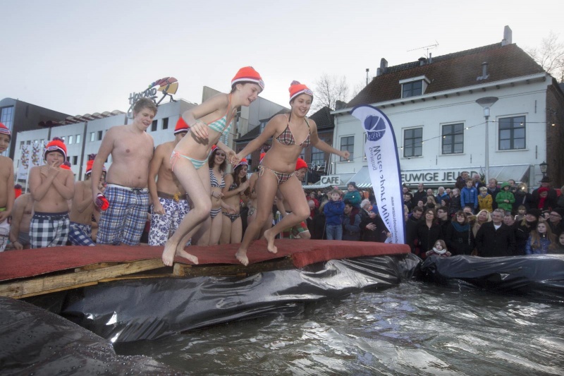 Nieuwjaarsduik aan de Waalkade. Nijmegen, 1-1-2014 . dgfoto.