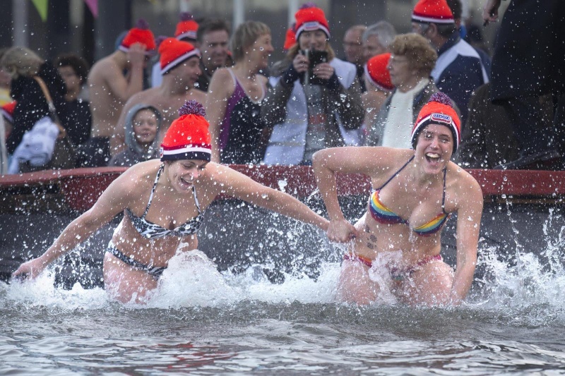 Nieuwjaarsduik aan de Waalkade. Nijmegen, 1-1-2014 . dgfoto.