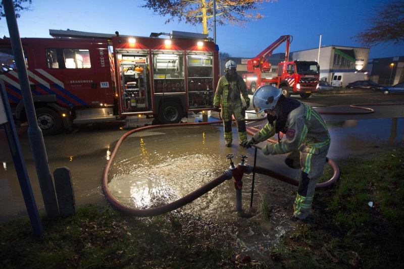 Brand, brandweer Edisonstraat 26, Wijchen, 23-12-2013 . dgfoto.